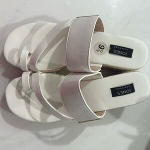 Jones New York 9.5 white slides. Worn twice. Classy looking, comfortable.